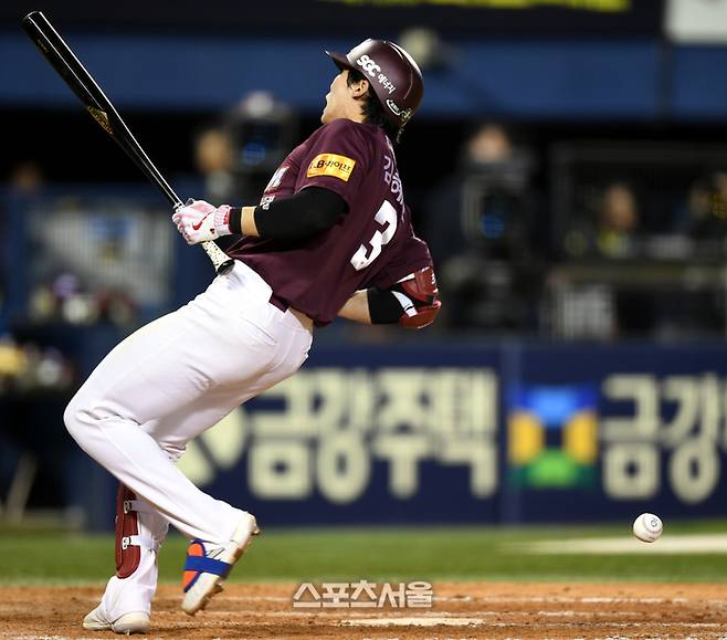 키움 김혜성이 16일 잠실야구장에서 열린 2024 KBO리그 LG와 경기 8회초 상대 투수 김유영의 투구에 맞고 있다. 잠실 | 최승섭기자 thunder@sportsseoul.com