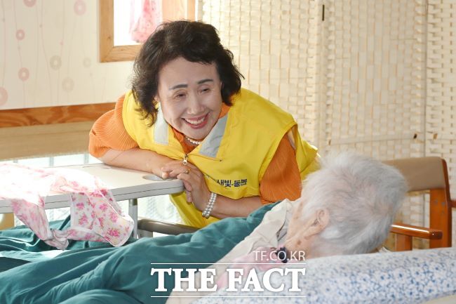 김용자씨가 요양센터에서 어르신과 이야기를 나누고 있다./수원시