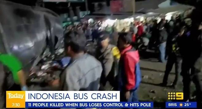 충돌 사고로 11명이 숨지고 32명이 부상을 입은 인도네시아 버스 [이미지출처=9뉴스 캡처]