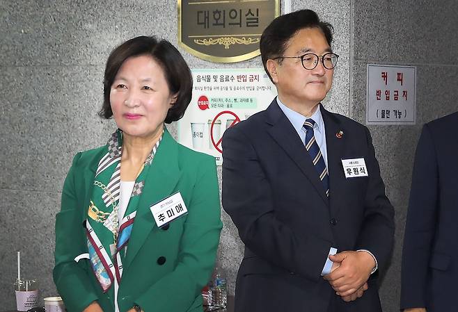 지난 3일 서울 여의도 국회 의원회관에서 열린 '제22대 국회 더불어민주당 제1기 원내대표 선출 당선자 총회'에서 추미애(왼쪽)·우원식 국회의장 후보가 나란히 서 있다. /뉴스1