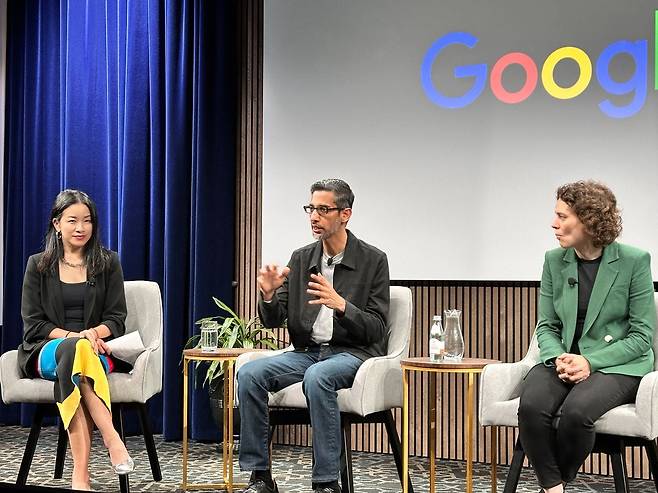 15일 미국 캘리포니아 마운틴뷰 구글 본사에서 순다 피차이 구글 CEO(중간)가 글로벌 취재진과 간담회를 갖고 있다./실리콘밸리=오로라 특파원