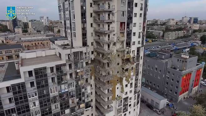 5월14일 러시아군의 북동부 지역 공세로 인해, 파괴된 우크라이나 제2의 도시 하르키우의 한 아파트 건물/로이터 연합뉴스