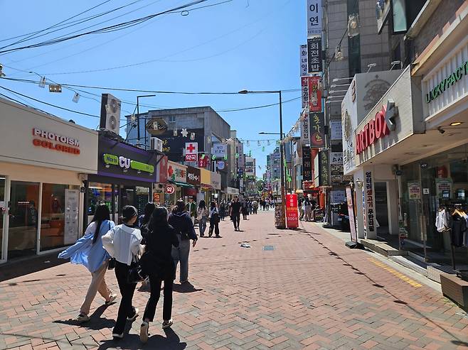 지난 14일 서울 종로구 대학로 인근 상권에서 사람들이 돌아다니는 모습. /방재혁 기자