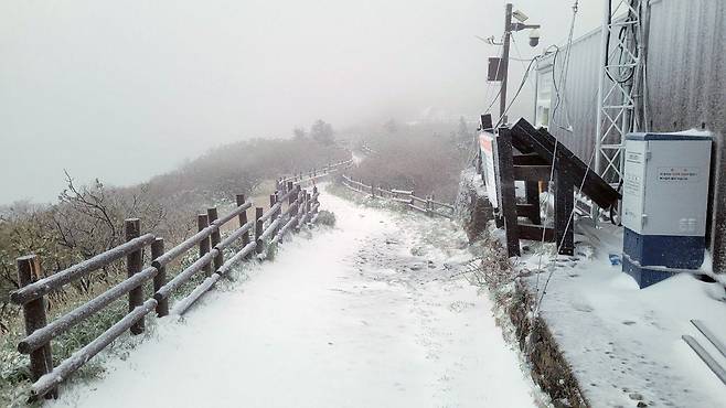 강원 산간에 대설주의보가 발효된 15일 강원도 설악산 중청대피소에 눈이 쌓여 있다. /설악산국립공원사무소 제공
