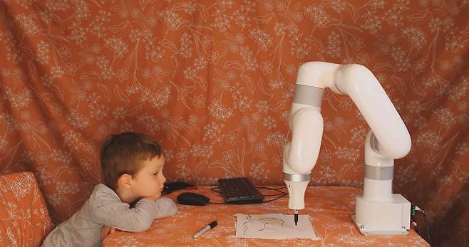 오혜진 미국 카네기멜론대 로봇공학과 교수 연구팀이 개발한 협업 드로잉 로봇 ‘CoFRIDA’./카네기멜론대