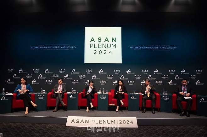 아산정책연구원이 14일 서울 한 호텔에서 개최한 '아산 플래넘 2024'의 3번째 세션에서 '아시아의 인화점-대만해협과 남중국해'를 주제로 전문가들이 토론을 벌이고 있다. ⓒ아산정책연구원