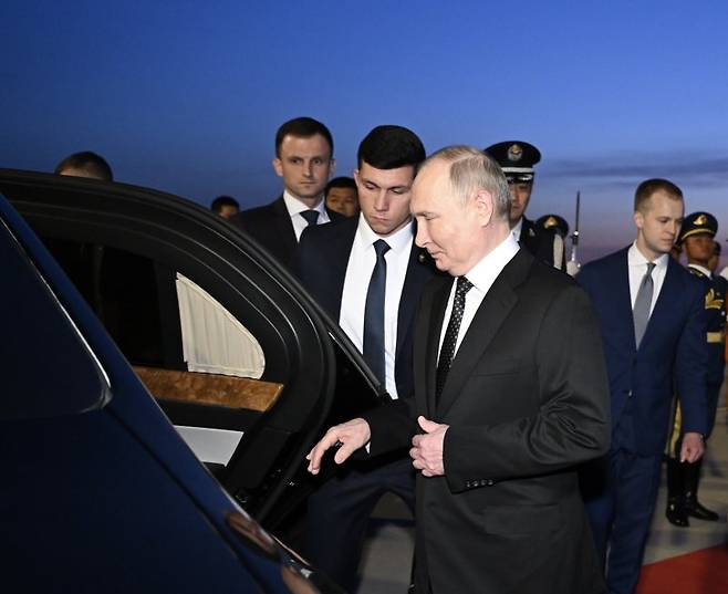블라디미르 푸틴 러시아 대통령이 16일 중국 베이징 공항에 도착, 차량에 오르고 있다. 이날 푸틴은 중국 국빈 방문을 시작했다. 신화통신  뉴시스
