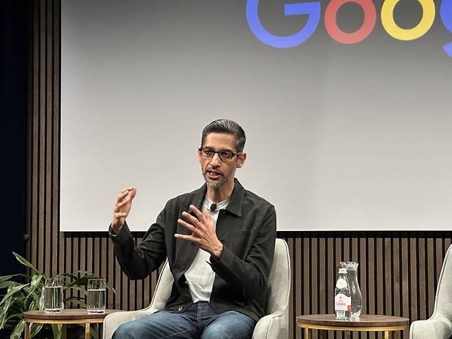 순다르 피차이 구글 최고경영자(CEO)가 15일(현지시간) 미국 캘리포니아주 마운틴뷰 구글 본사에서 열린 기자간담회에서 말하고 있다. 사진=홍창기 기자