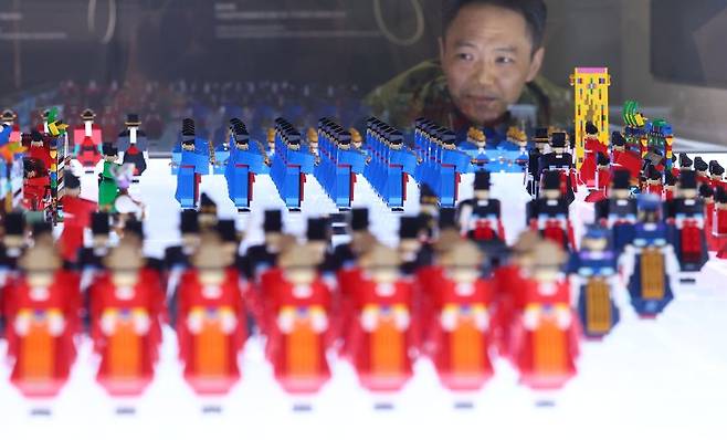 16일 전시 개편 후 재개관한 서울 종묘 향대청에서 콜린 진 작가가 직접 작업한 '레고 오향친제반차도'를 바라보고 있다. 사진=연합뉴스