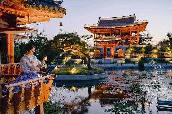 지난 11일 진행된 국립세종수목원 야간개장 시범운영 중 한복을 입은 관람객이 한국전통정원을 관람하고 있다.