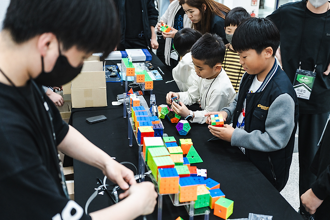 12면체 큐브, 5x5x5 큐브, 6x6x6 큐브, 8x8x8 큐브 등 다양한 큐브를 체험하고 있는 참가자들. /권용재 의원 제공