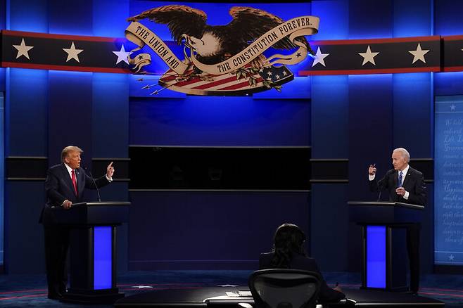 조 바이든 대통령과 도널드 트럼프 전 대통령이 2020년 10월22일 대선 후보 토론을 하고 있다. AP 연합뉴스