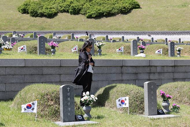 4.19 혁명 유가족인 김영희씨가 국립 5·18 민주묘지를 찾아 희생자들을 추모하고 있다. 신소영 기자