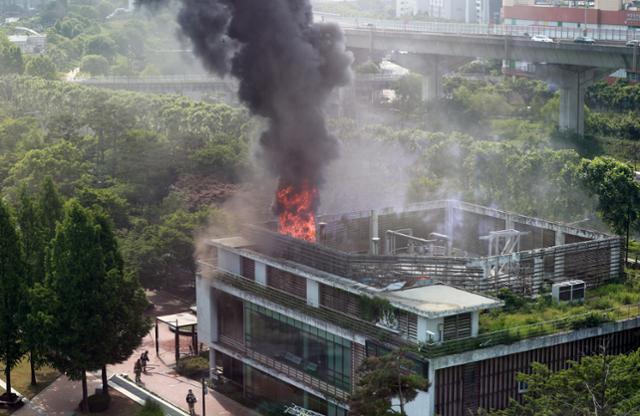 15일 오전 서울 동대문구 용두동 환경자원센터에서 화재가 발생해 소방대원들이 진화 작업을 하고 있다. 뉴시스
