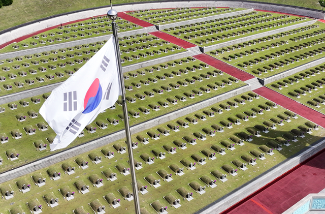 광주 민주화운동 희생자들이 잠들어 있는 망월동 5·18 묘지.