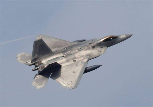 2018년 한미 연합공중훈련인 '비질런트 에이스'(Vigilant Ace) 훈련에 참가하기 위해 한반도를 찾은 F-22 랩터가 광주 공군 제1전투비행단 인근 상공에서 착륙을 위해 접근하고 있다. 광주=연합뉴스