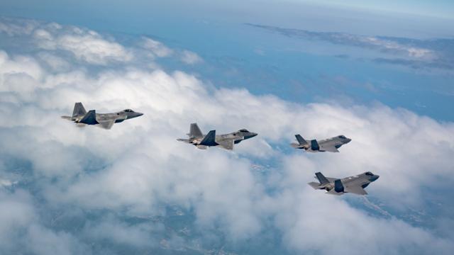 16일 한미 공군이 사상 처음으로 실시한 5세대 전투기 간 기본전투기동 훈련에서 우리 공군의 F-35A 2기(오른쪽)와 미국 공군의 F-22 2기가 편대비행을 하고 있다. 공군 제공