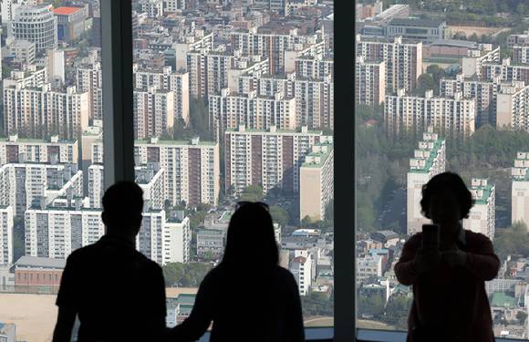 송파구 롯데월드타워 서울스카이 전망대에서 내려다본 아파트 단지 모습. [사진=뉴시스]