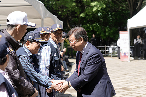 신상진 성남시장이 16일 황송공원 월남전참전기념탑 광장에서 열린 ‘제26주년 월남전참전기념탑 건립 기념행사’에 참석, 참전용사들과 악수를 나누고 있다. [사진=성남시]