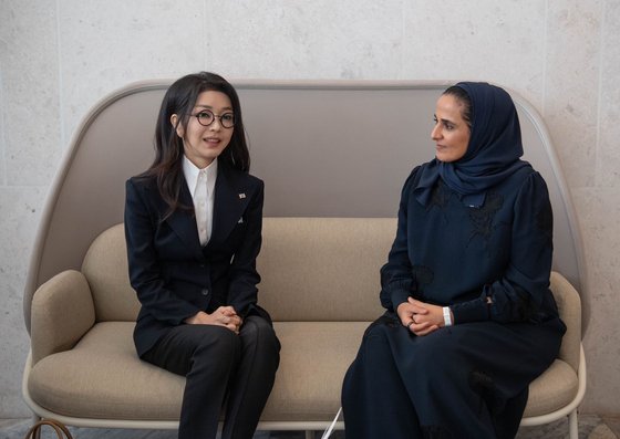 지난해 10월25일 김건희 여사가 카타르 도하 M7 미술관에서 카타르 국왕의 여동생인 알 마야사 공주와 만나 환담하고 있다. 뉴시스.