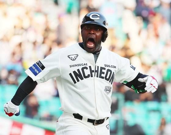 3월 24일 인천 롯데전에서 끝내기 홈런을 치고 환호하는 SSG 랜더스 기예르모 에레디아. 연합뉴스