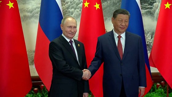 블라디미르 푸틴 러시아 대통령과 시진핑 중국 국가주석이 16일(현지시간) 베이징에서 만났다. 로이터=연합뉴스