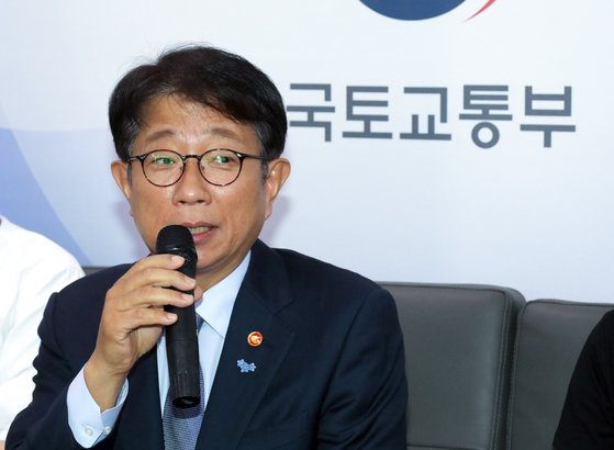 박상우 국토교통부 장관이 지난 13일 오후 정부세종청사에서 출입 기자들과 '전세 사기' 관련 차담회를 열고 있다. 연합뉴스