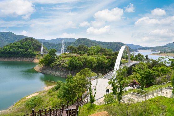 관광거점으로 조성 중인 영주댐 일원 모습