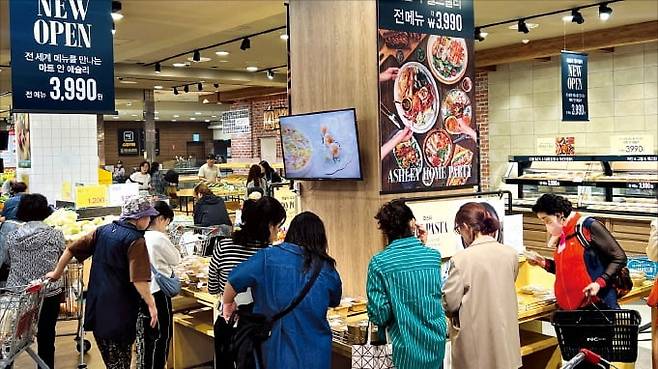 개당 3990원에 즉석조리 식품을 판매하는 서울 등촌동 킴스클럽 강서점의 ‘애슐리 월드델리’ 매장이 소비자들로 붐비고 있다.  /이랜드리테일 제공