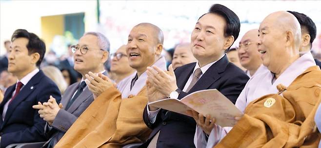윤석열 대통령이 15일 부처님오신날을 맞아 서울 수송동 조계사에서 열린 봉축법요식에 참석해 박수를 치고 있다. 이 행사에는 오세훈 서울시장(왼쪽부터), 유인촌 문화체육관광부 장관과 불교계 종단 주요 스님들이 자리를 함께했다.  /김범준 기자