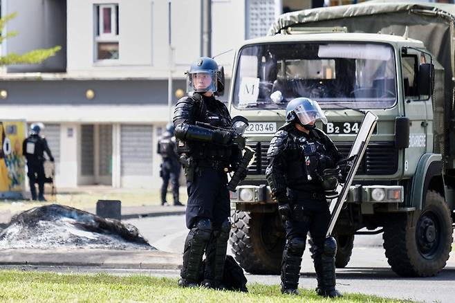 지난 14일(현지시간) 개헌을 두고 소요사태가 일어난 누벨칼레도니 누메아에서 프랑스 헌병대가 발레뒤티르 구역에 진입하고 있다. AFP연합뉴스