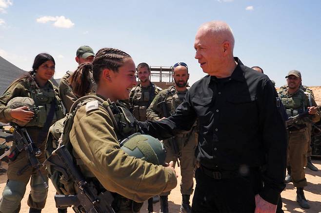 7일(현지시간) 요아브 갈란트 이스라엘 국방장관이 가자지구 최남단 라파 인근 국경지대에서 이스라엘 병사들을 방문하고 있다. 이스라엘군 제공/AFP연합뉴스