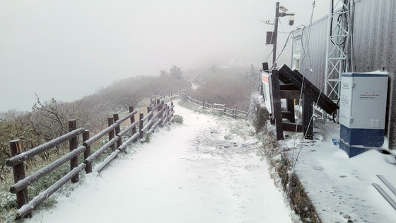 Snow covers a trail path on Mount Seorak in Gangwon on Thursday morning. [NEWS1]