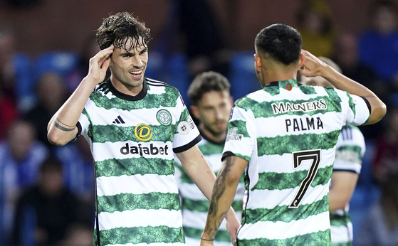 Celtic's Matt O'Riley, left, celebrates with Adam Idah after scoring their side's fifth goal of the game during the Scottish Premiership match against Kilmarnock at Rugby Park in Kilmarnock, Scotland on Wednesday. [AP/YONHAP]