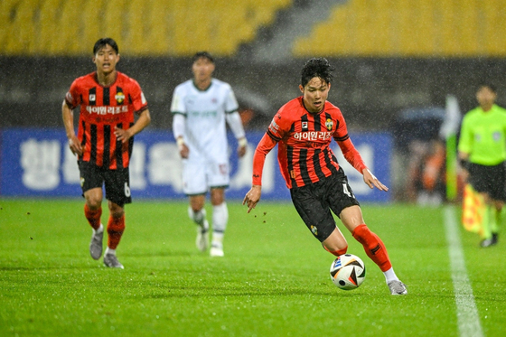 Gangwon FC midfielder Yang Min-hyuk dribbles the ball during a K League 1 match against Daejeon Hana Citizen at Chuncheon Songam Sports Town in Gangwon on May 11. [GANGWON FC]