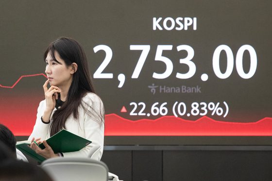 A screen in Hana Bank's trading room in central Seoul shows the Kospi closing at 2,753 points on Friday, up 0.83 percent, or 22.66 points, from the previous trading session. [NEWS1]