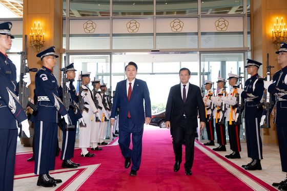 President Yoon Suk Yeol, left, enters the presidential office in Yongsan, central Seoul, with Cambodian Prime Minister Hun Manet for their bilateral summit on Thursday. [JOINT PRESS CORPS]