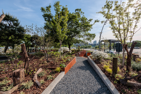 The ″Section Garden″ designed by Yang He and Hongliang Chen from China is showcased at the Seoul International Garden Show held at Ttukseom Hangang Park in eastern Seoul from Thursday through Oct. 8. [SEOUL METROPOLITAN GOVERNMENT]
