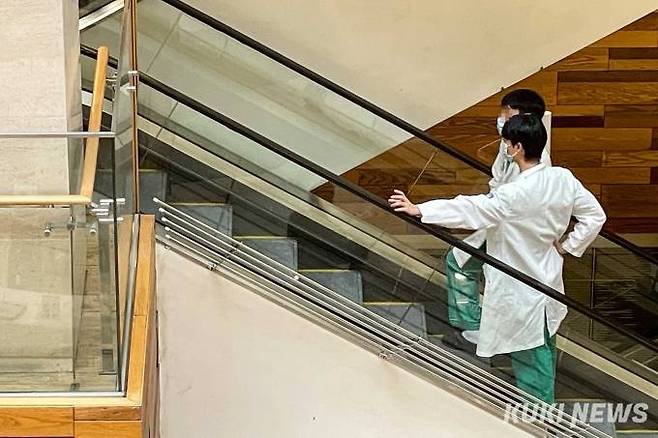 지난 3월6일 오후 서울 시내 한 대형병원에서 의료진들이 이동하고 있다. 쿠키뉴스 자료사진