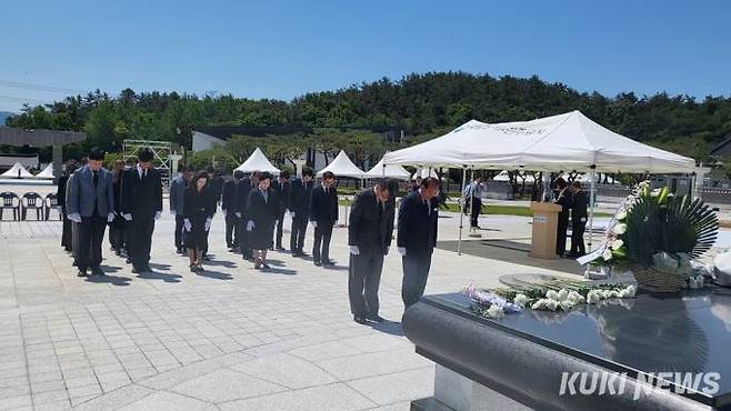 충남교육청은 16일 제44주년 5·18민주화운동 기념일을 맞아 광주광역시 소재 국립 5·18민주묘지를 방문해 5.18 민주영령을 추모하고, 항쟁 정신을 기렸다. 