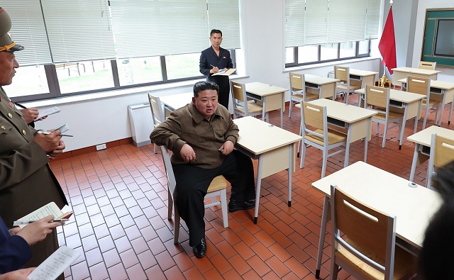 김정은 북한 국무위원장이 지난 15일 새로 완공한 노동당 중앙간부학교를 방문했다고 조선중앙통신이 16일 보도했다. 조선중앙통신, 연합뉴스