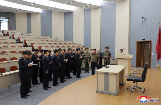 북한 김정은, 완공된 당 중앙간부학교 방문. 조선중앙통신, 연합뉴스