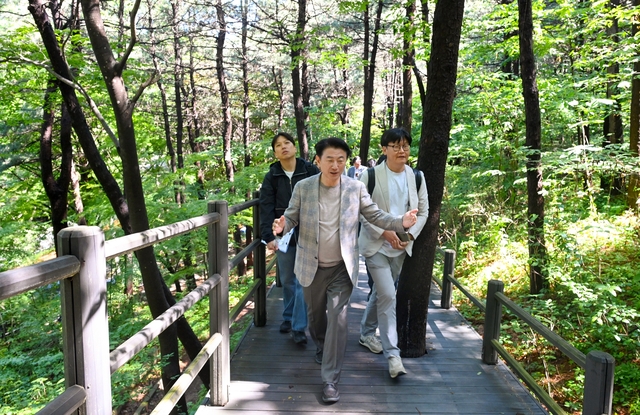 김동근 의정부시장은 5월 16일 전국 최초의 순환형 무장애 산책로인 ‘안산 자락길’을 견학했다. 의정부시 제공