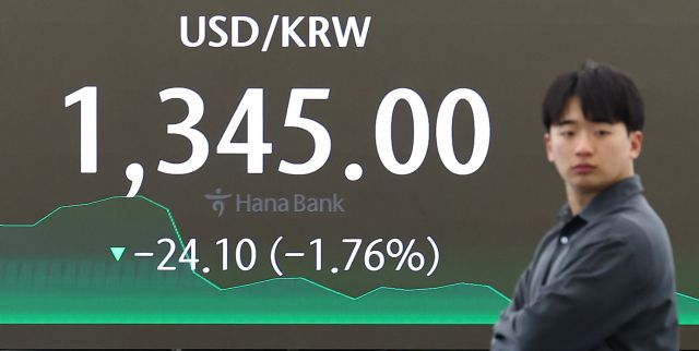 16일 오후 서울 중구 하나은행 본점 딜링룸 스크린에 환율이 표시돼 있다. 연합