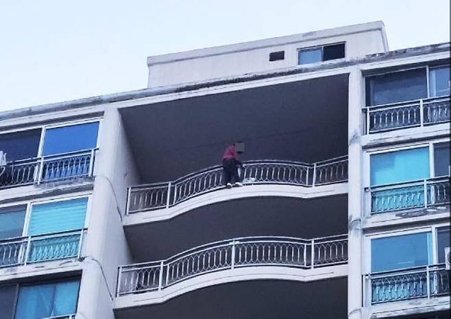 오늘(16일) 오전 5시 24분쯤 안양시 한 아파트의 15층 발코니 난간을 잡고 서 있는 여성 / 사진=경기도소방재난본부 제공
