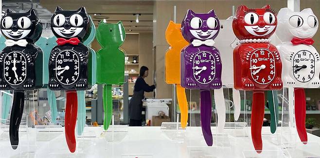 백화점에 귀여운 고양이 시계들이 진열돼 있습니다. 자세히 살펴보면 몇 마리는 옆 시계의 시간을 곁눈질하고 있는 듯 보이네요.  한주형 기자