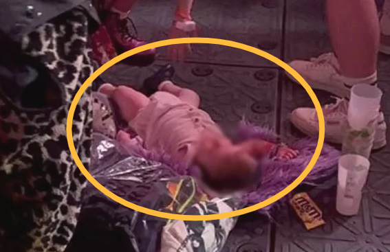 수많은 관객들이 뛰면서 즐기는 콘서트장 바닥에 누워 있는 아기의 모습이 포착돼 논란이 일고 있다. [사진출처 = 엑스]