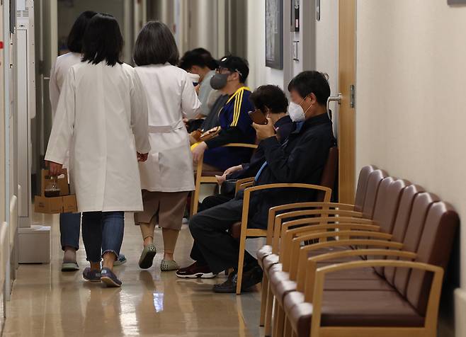 서울 한 병원에서 의료진이 이동하고 있다. 사진은 기사 내용과 직접 관련은 없음. [사진 제공=연합뉴스]