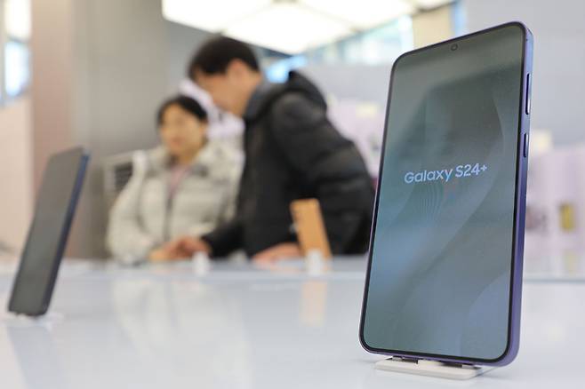 삼성전자의 플래그십 스마트폰 갤럭시 S24 시리즈가 공식 출시된 지난 1월 31일 서울 삼성 강남을 찾은 시민이 S24 시리즈를 살피고 있다. (출처=연합뉴스)
