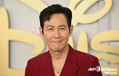 이정재는 이날 루비 레드 색상의 더블 브레스트 정장을 입고 등장, 강렬한 존재감을 발산했다. 사진=AFP=연합뉴스
